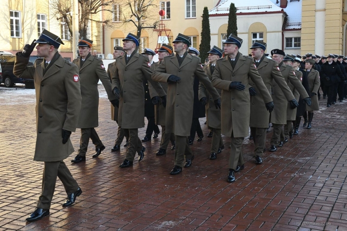 Akademia Marynarki Wojennej. Uroczysta promocja oficerska za nimi [ZDJĘCIA]-GospodarkaMorska.pl