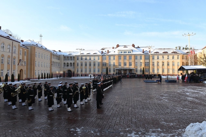Akademia Marynarki Wojennej. Uroczysta promocja oficerska za nimi [ZDJĘCIA]-GospodarkaMorska.pl