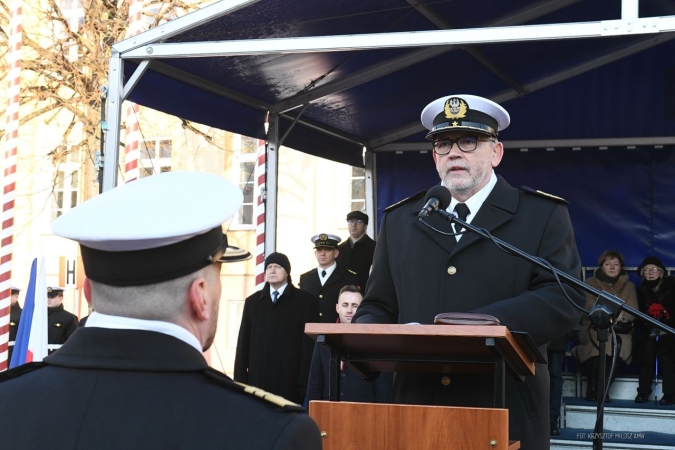 Akademia Marynarki Wojennej. Uroczysta promocja oficerska za nimi [ZDJĘCIA]-GospodarkaMorska.pl