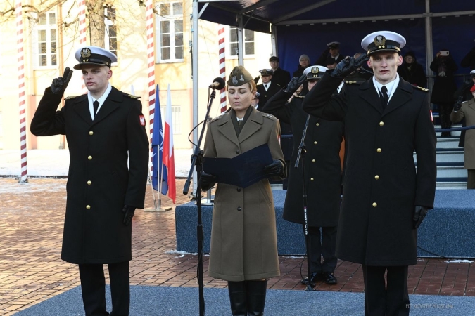 Akademia Marynarki Wojennej. Uroczysta promocja oficerska za nimi [ZDJĘCIA]-GospodarkaMorska.pl