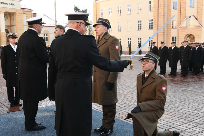Akademia Marynarki Wojennej. Uroczysta promocja oficerska za nimi [ZDJĘCIA]-GospodarkaMorska.pl