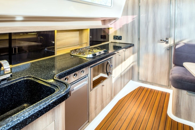 Dlaczego urlop na jachcie motorowo-spacerowym to znacznie ciekawsza opcja niż wynajem hotelu?-GospodarkaMorska.pl