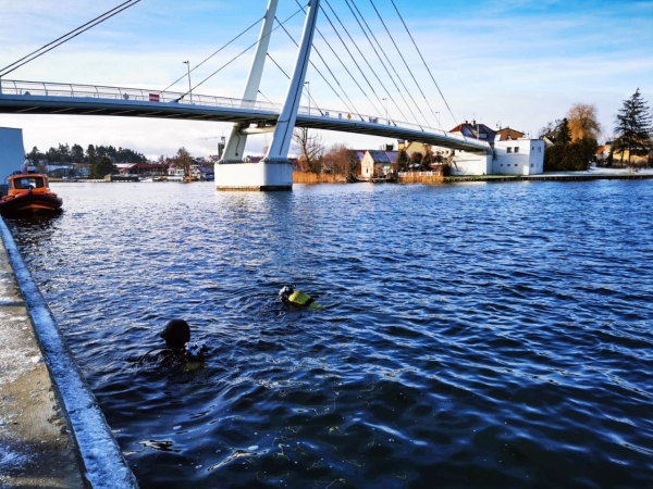 Granat na dnie Jeziora Mikołajskiego. Udana akcja saperów Marynarki Wojennej z Gdyni [ZDJĘCIA]-GospodarkaMorska.pl