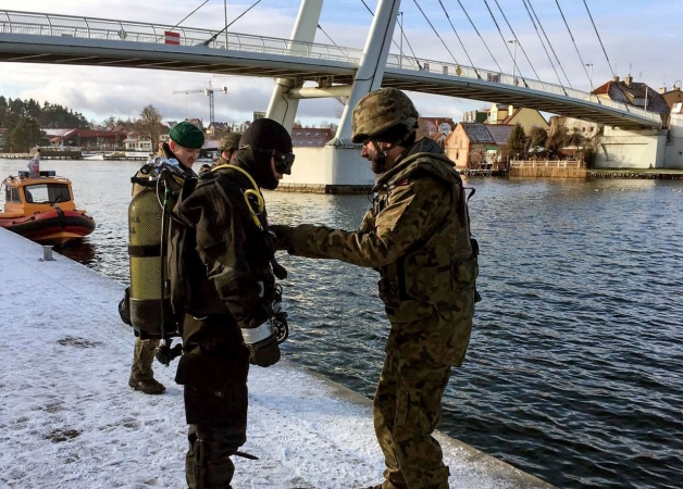 Granat na dnie Jeziora Mikołajskiego. Udana akcja saperów Marynarki Wojennej z Gdyni [ZDJĘCIA]-GospodarkaMorska.pl