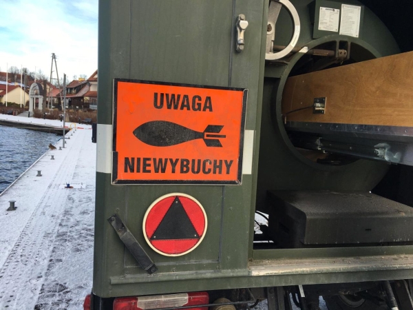 Granat na dnie Jeziora Mikołajskiego. Udana akcja saperów Marynarki Wojennej z Gdyni [ZDJĘCIA]-GospodarkaMorska.pl