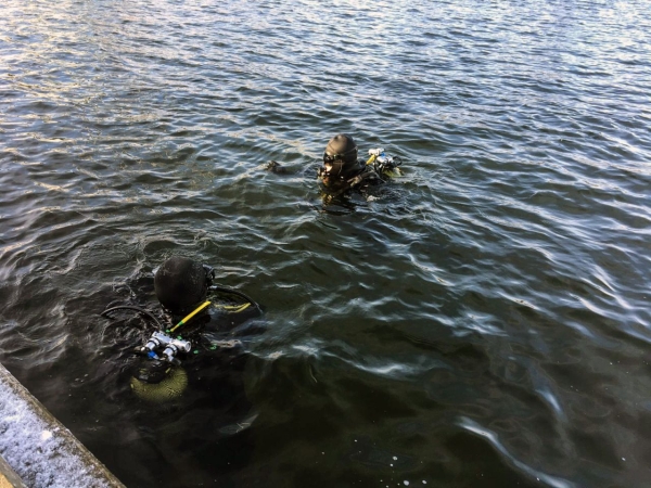 Granat na dnie Jeziora Mikołajskiego. Udana akcja saperów Marynarki Wojennej z Gdyni [ZDJĘCIA]-GospodarkaMorska.pl