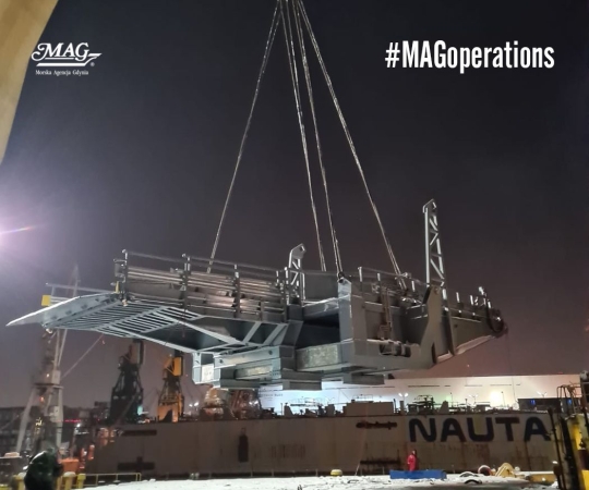 MAG w Gdyni przeładował 80-tonową rampę z precyzją na centymetry [ZDJĘCIA]-GospodarkaMorska.pl