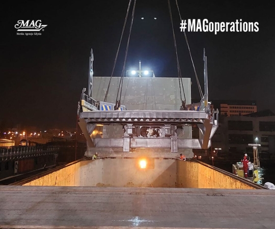 MAG w Gdyni przeładował 80-tonową rampę z precyzją na centymetry [ZDJĘCIA]-GospodarkaMorska.pl