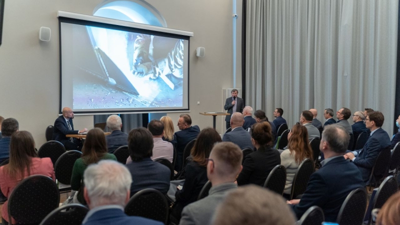 Stocznia Safe promuje pływającą platformę dokującą. Transport gabarytów nie będzie już udręką [WIDEO]-GospodarkaMorska.pl