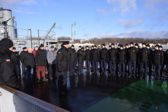 Zimowy rejs podchorążych [ZDJĘCIA]-GospodarkaMorska.pl