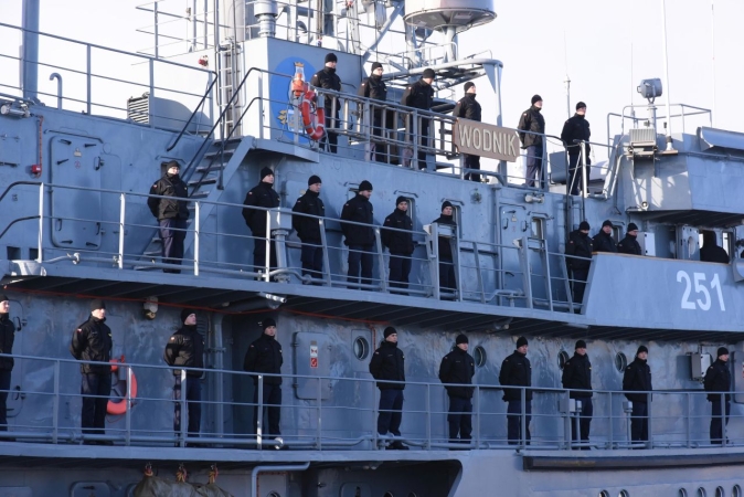 Zimowy rejs podchorążych [ZDJĘCIA]-GospodarkaMorska.pl