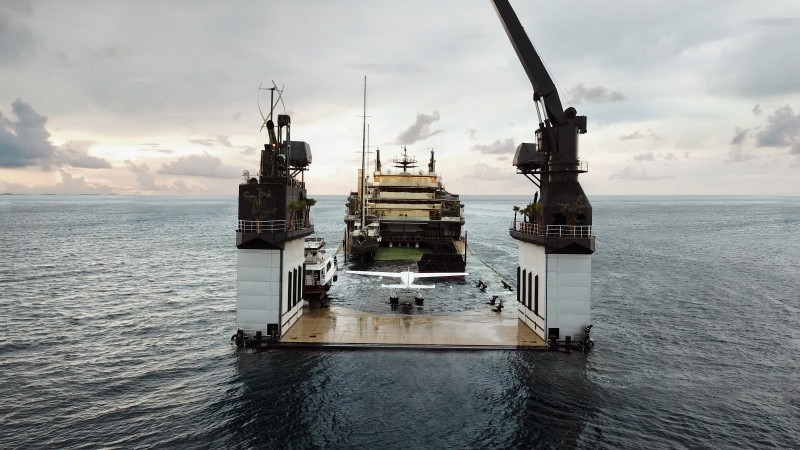 Półzanurzalny jacht z kortem tenisowym i lądowiskiem [ZDJĘCIA]-GospodarkaMorska.pl