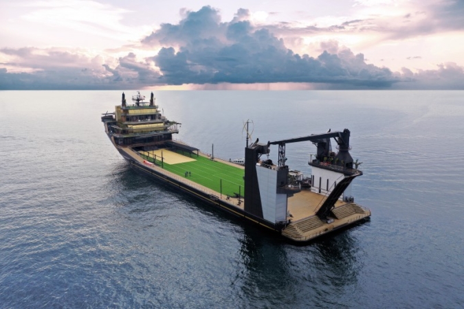 Półzanurzalny jacht z kortem tenisowym i lądowiskiem [ZDJĘCIA]-GospodarkaMorska.pl