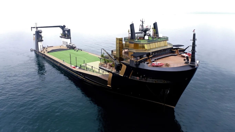 Półzanurzalny jacht z kortem tenisowym i lądowiskiem [ZDJĘCIA]-GospodarkaMorska.pl