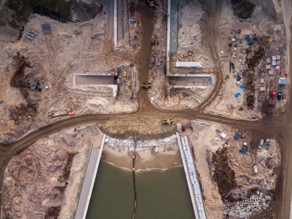 Przekop Mierzei Wiślanej coraz bliżej. Co się dzieje na terenie inwestycji? [WIDEO, ZDJĘCIA]-GospodarkaMorska.pl