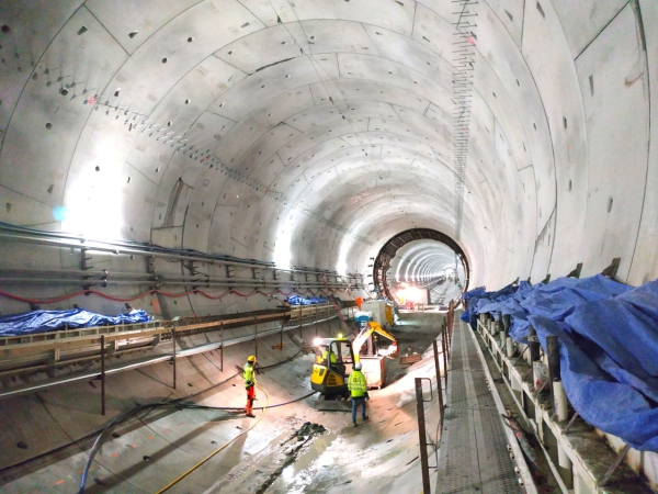 Świnoujście. Zobacz, jak powstaje konstrukcja pod jezdnię w tunelu [ZDJĘCIA]-GospodarkaMorska.pl