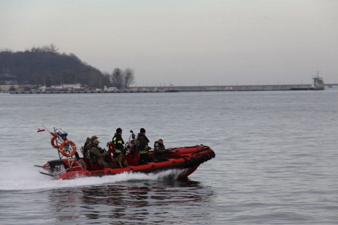 „Cerber”: w Porcie Gdynia ćwiczyły psy służbowe [WIDEO, ZDJĘCIA]-GospodarkaMorska.pl