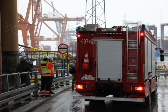 „Cerber”: w Porcie Gdynia ćwiczyły psy służbowe [WIDEO, ZDJĘCIA]-GospodarkaMorska.pl