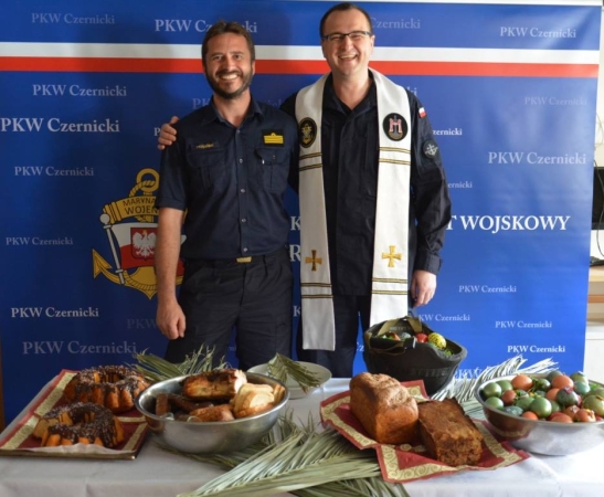 fot. facebook.com/MarynarkaWojennaRP, Święta Wielkanocne PKW Czernicki 2017 w porcie Portoferraio na wyspie Elba. Poświęcenie pokarmów na stół wielkanocny na pokładzie ORP-GospodarkaMorska.pl