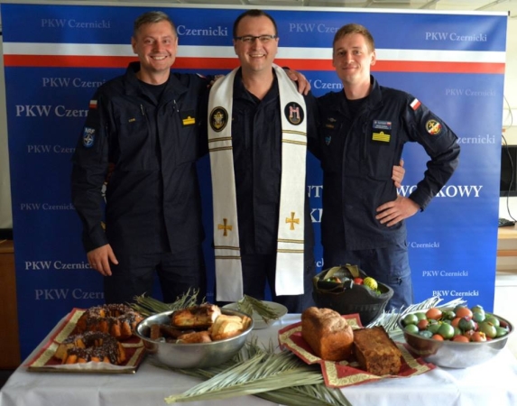 fot. facebook.com/MarynarkaWojennaRP, Święta Wielkanocne PKW Czernicki 2017 w porcie Portoferraio na wyspie Elba. Poświęcenie pokarmów na stół wielkanocny na pokładzie ORP-GospodarkaMorska.pl