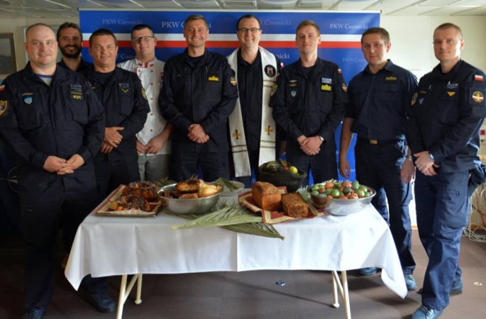 fot. facebook.com/MarynarkaWojennaRP, Święta Wielkanocne PKW Czernicki 2017 w porcie Portoferraio na wyspie Elba. Poświęcenie pokarmów na stół wielkanocny na pokładzie ORP-GospodarkaMorska.pl