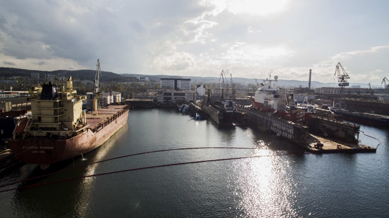 Wypadek w Stoczni Remontowej Nauta. Przychylił się i częściowo zatonął dok ze statkiem-GospodarkaMorska.pl