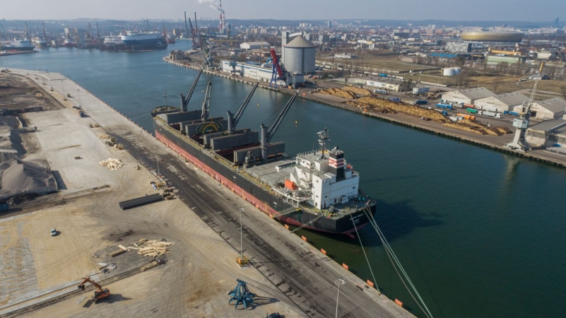 Z Grecji do Gdańska. W Porcie Gdańskim Eksploatacja trwa rozładunek rur do układania gazociągu lądowego Gaz-System [WIDEO]-GospodarkaMorska.pl