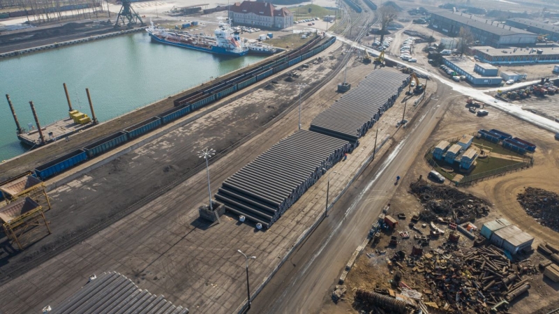 Z Grecji do Gdańska. W Porcie Gdańskim Eksploatacja trwa rozładunek rur do układania gazociągu lądowego Gaz-System [WIDEO]-GospodarkaMorska.pl