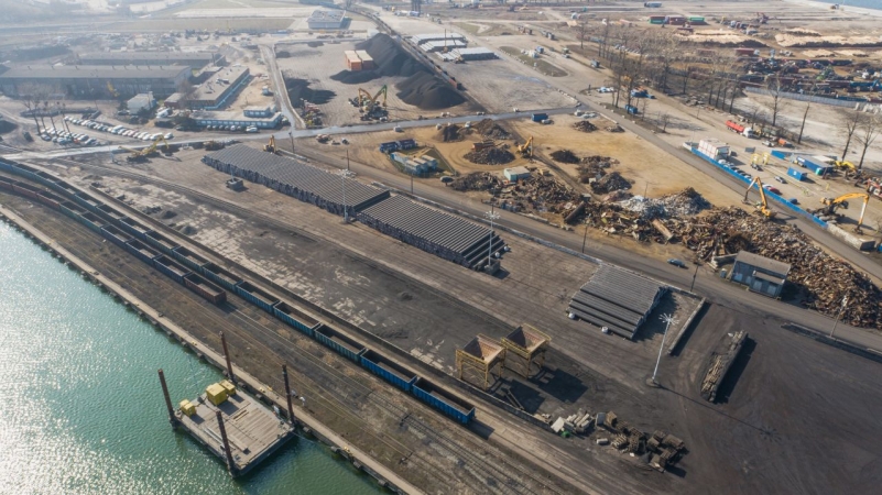 Z Grecji do Gdańska. W Porcie Gdańskim Eksploatacja trwa rozładunek rur do układania gazociągu lądowego Gaz-System [WIDEO]-GospodarkaMorska.pl