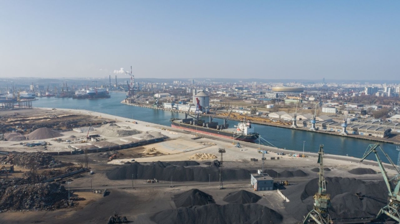 Z Grecji do Gdańska. W Porcie Gdańskim Eksploatacja trwa rozładunek rur do układania gazociągu lądowego Gaz-System [WIDEO]-GospodarkaMorska.pl