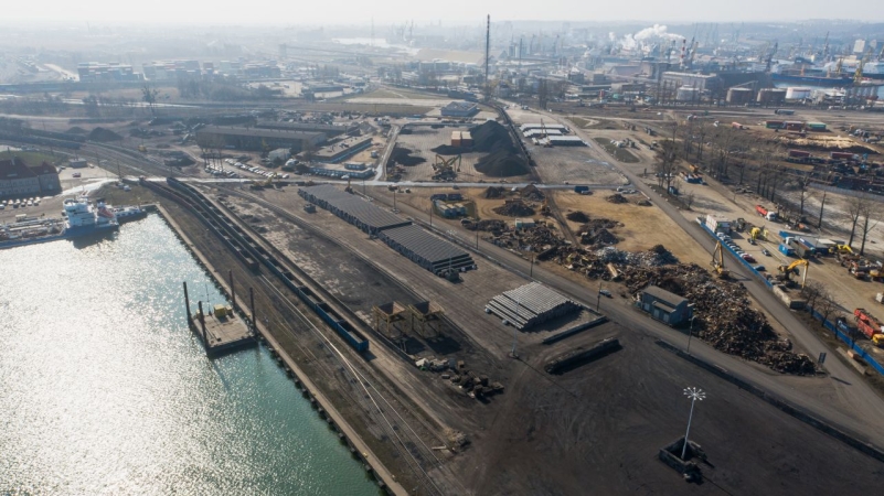 Z Grecji do Gdańska. W Porcie Gdańskim Eksploatacja trwa rozładunek rur do układania gazociągu lądowego Gaz-System [WIDEO]-GospodarkaMorska.pl