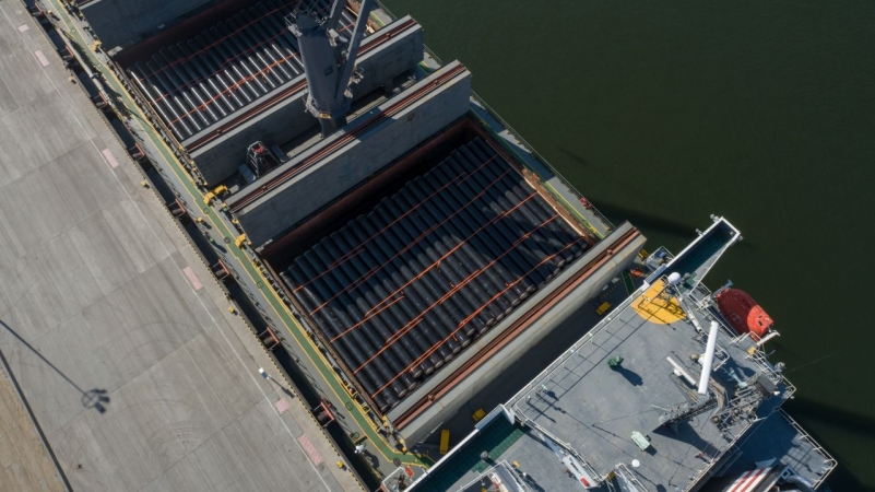 Z Grecji do Gdańska. W Porcie Gdańskim Eksploatacja trwa rozładunek rur do układania gazociągu lądowego Gaz-System [WIDEO]-GospodarkaMorska.pl