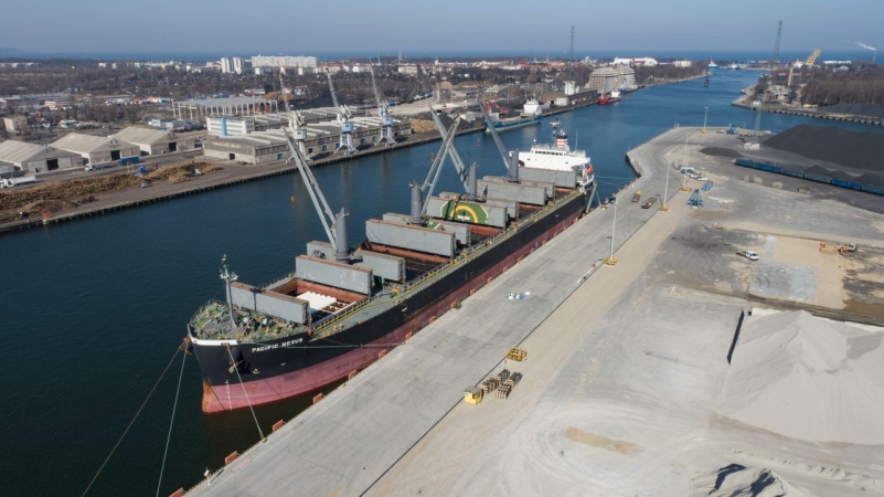 Z Grecji do Gdańska. W Porcie Gdańskim Eksploatacja trwa rozładunek rur do układania gazociągu lądowego Gaz-System [WIDEO]-GospodarkaMorska.pl