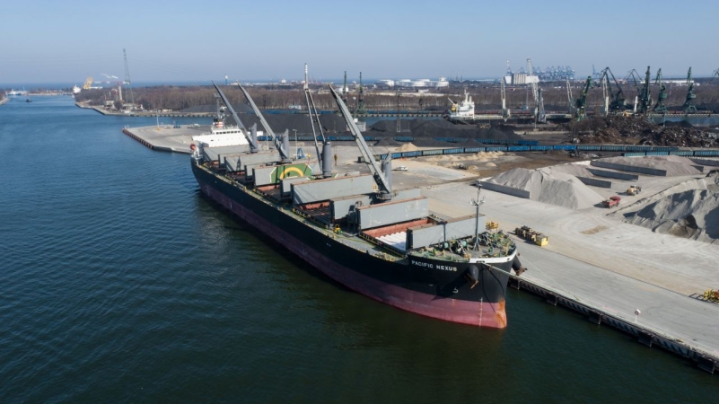 Z Grecji do Gdańska. W Porcie Gdańskim Eksploatacja trwa rozładunek rur do układania gazociągu lądowego Gaz-System [WIDEO]-GospodarkaMorska.pl