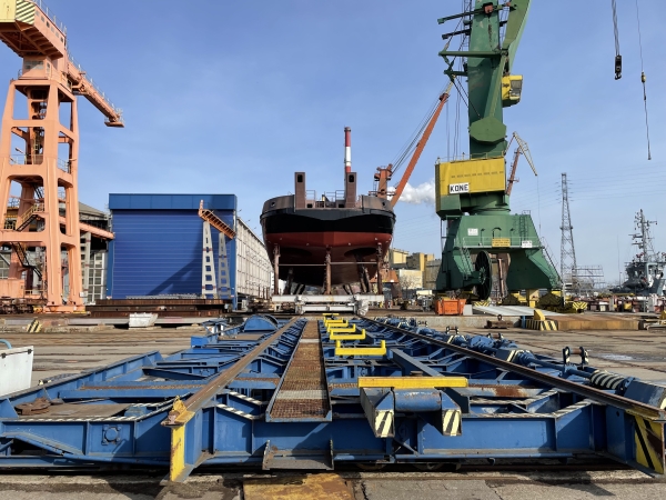 Strażak-28 opuścił stoczniową halę [ZDJĘCIA]-GospodarkaMorska.pl