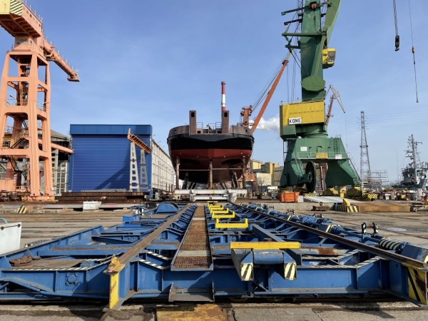 Strażak-28 opuścił stoczniową halę [ZDJĘCIA]-GospodarkaMorska.pl