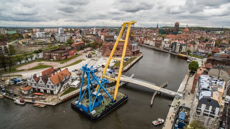 Montaż najważniejszego elementu kładki nad Motławą-GospodarkaMorska.pl