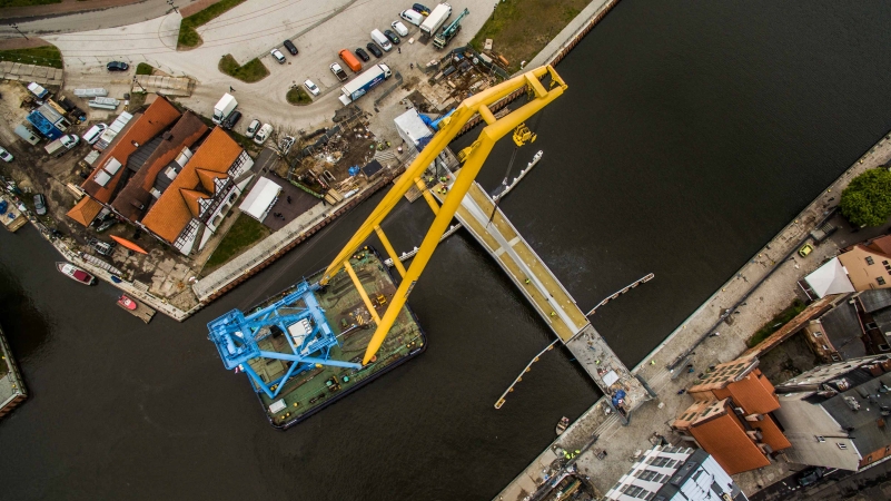 Montaż najważniejszego elementu kładki nad Motławą-GospodarkaMorska.pl