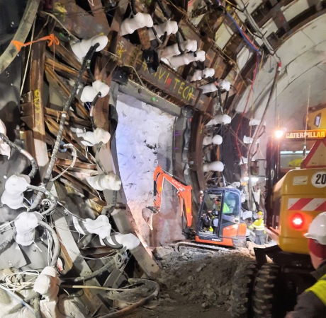 Tunel pod Świną. Rozpoczęło się przebijanie obudowy tunelu w miejscu wyjścia ewakuacyjnego-GospodarkaMorska.pl