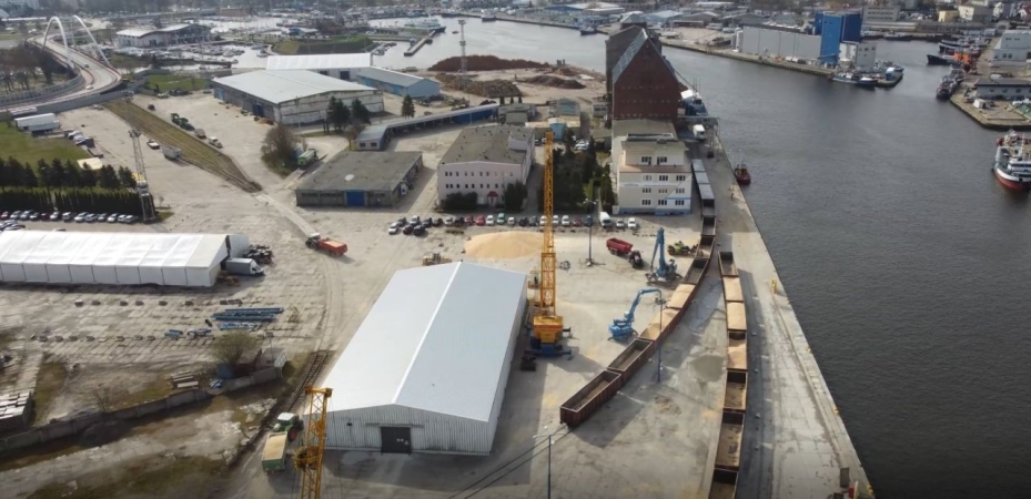 Pilotażowy przeładunek ziarna kukurydzy z Ukrainy w Porcie Kołobrzeg. Na początek 5 tys. ton [WIDEO]-GospodarkaMorska.pl