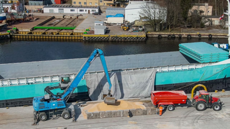 Pilotażowy przeładunek ziarna kukurydzy z Ukrainy w Porcie Kołobrzeg. Na początek 5 tys. ton [WIDEO]-GospodarkaMorska.pl