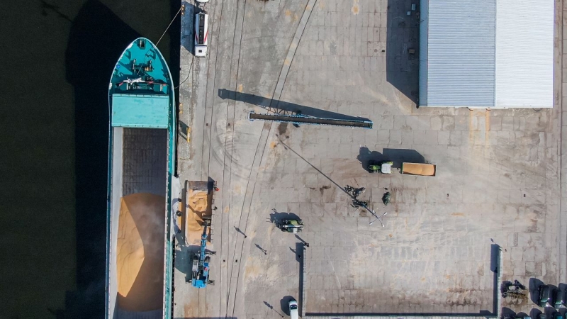 Pilotażowy przeładunek ziarna kukurydzy z Ukrainy w Porcie Kołobrzeg. Na początek 5 tys. ton [WIDEO]-GospodarkaMorska.pl