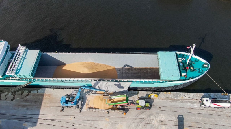 Pilotażowy przeładunek ziarna kukurydzy z Ukrainy w Porcie Kołobrzeg. Na początek 5 tys. ton [WIDEO]-GospodarkaMorska.pl