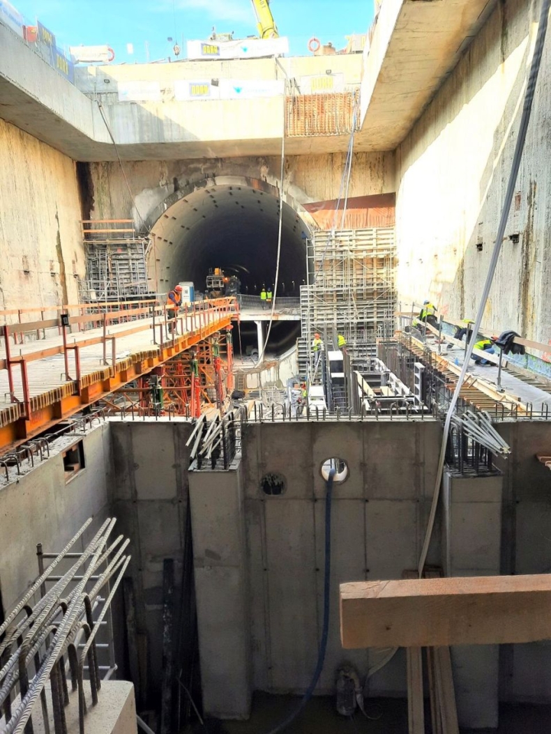 Jak powstają wyjścia ewakuacyjne w tunelu pod Świną?-GospodarkaMorska.pl