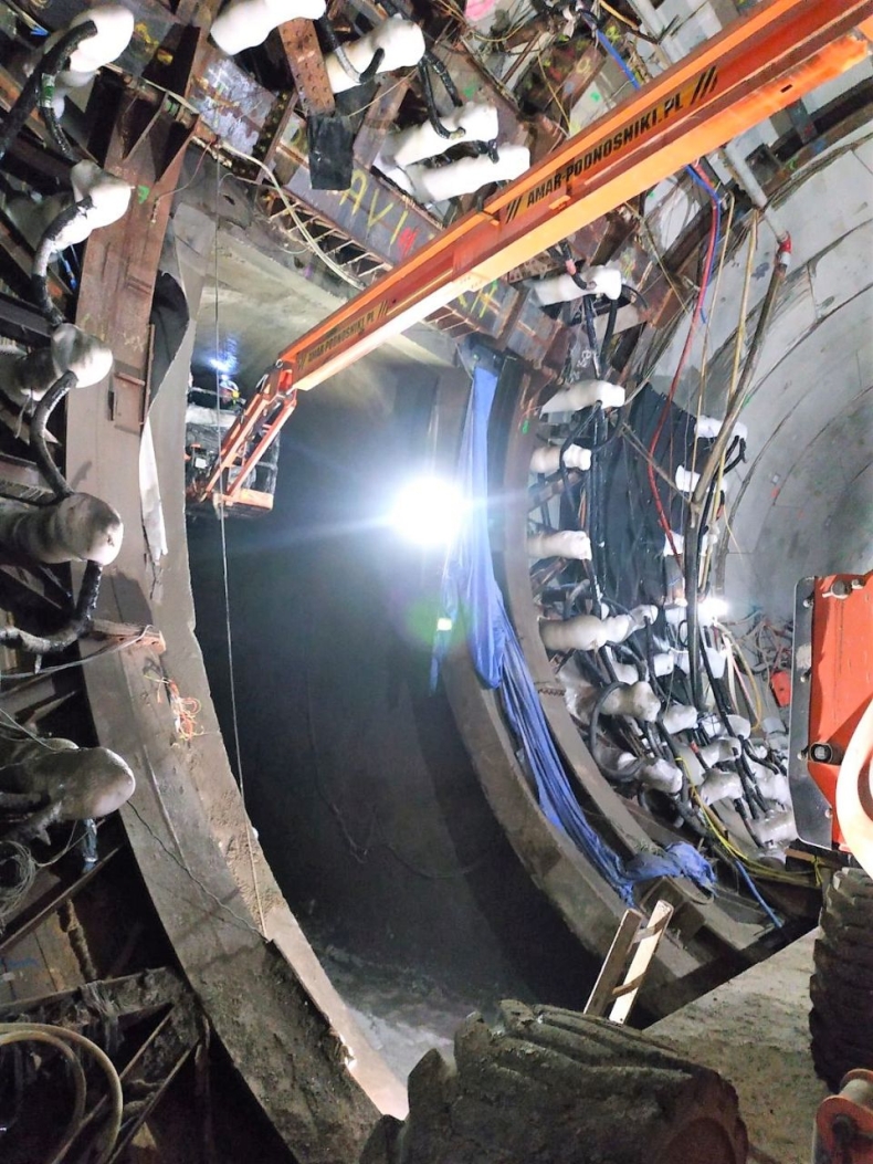 Jak powstają wyjścia ewakuacyjne w tunelu pod Świną?-GospodarkaMorska.pl