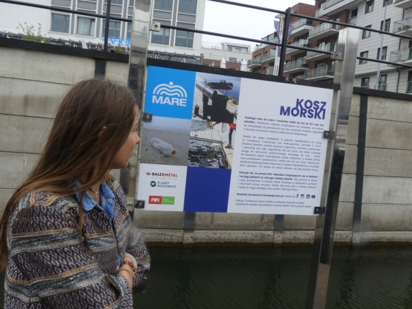 Kosz morski zainstalowano w Gdańsku. Wkrótce w regionie pojawią się kolejne [WIDEO, ZDJĘCIA]-GospodarkaMorska.pl
