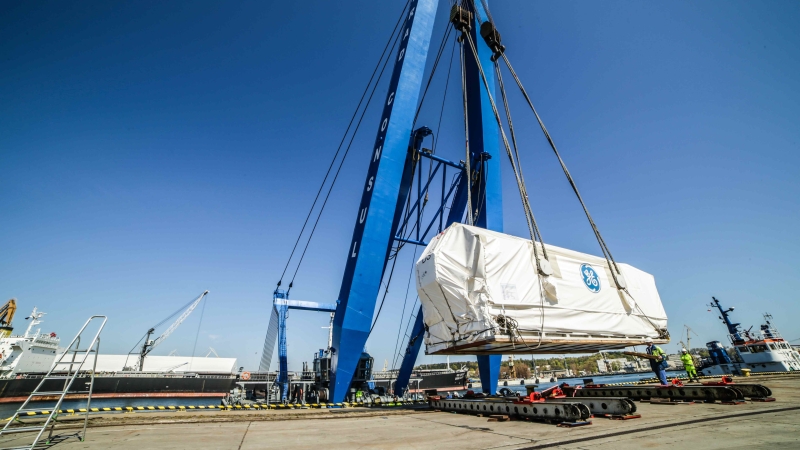Conrad Consul załadował olbrzymie generatory na statek Sv. Apostol Andrey-GospodarkaMorska.pl