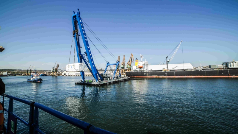 Conrad Consul załadował olbrzymie generatory na statek Sv. Apostol Andrey-GospodarkaMorska.pl