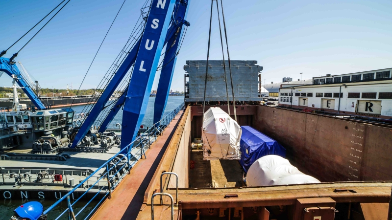 Conrad Consul załadował olbrzymie generatory na statek Sv. Apostol Andrey-GospodarkaMorska.pl