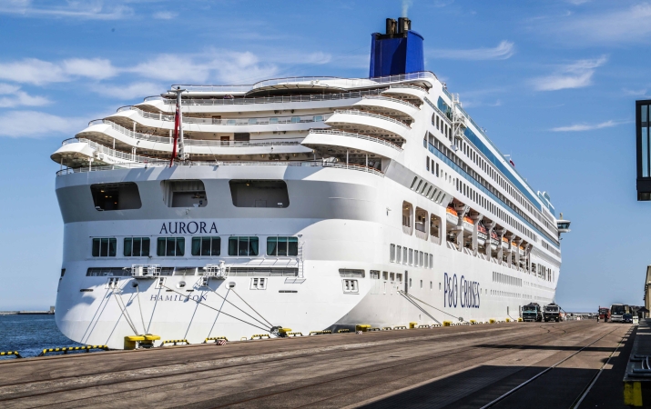 Ponad 270-metrowa MV Aurora z wizytą w Gdyni-GospodarkaMorska.pl